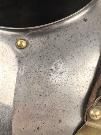 Frankreich, eiserner Kürass. Die Brust datiert 1856, der Rücken 1875. Der Bauchgurt sowie die beiden Lederunterfutter für die Ketten ergänzt. gereinigt, guter Gesamtzustand