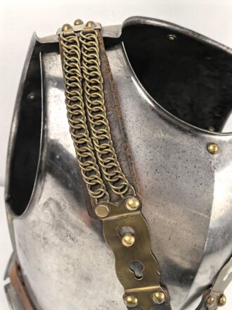 Frankreich, eiserner Kürass. Die Brust datiert 1856, der Rücken 1875. Der Bauchgurt sowie die beiden Lederunterfutter für die Ketten ergänzt. gereinigt, guter Gesamtzustand