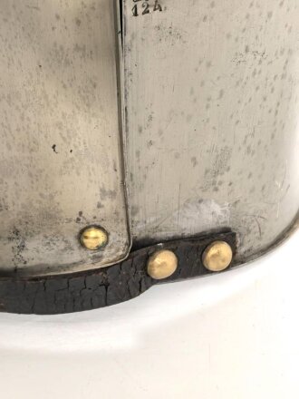 Frankreich, eiserner Kürass. Die Brust datiert 1828, der Rücken 1829. Innen jeweils neuzeitlich lackiert, sonst gut