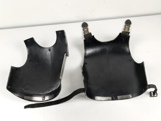 Frankreich, eiserner Kürass. Die Brust datiert 1828, der Rücken 1829. Innen jeweils neuzeitlich lackiert, sonst gut