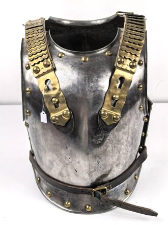 Preußen, eiserner Kürass für Mannschaften, Modell 1845. Kammerstück des Kürassier-Regiment „Herzog Friedrich Eugen von Württemberg“ (Westpreußisches) Nr. 5. Gereinigt, leicht überarbeitet, guter Gesamtzustand