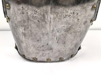 Preußen, eiserner Kürass für Mannschaften, Modell 1845. Kammerstück des Kürassier-Regiment „Herzog Friedrich Eugen von Württemberg“ (Westpreußisches) Nr. 5. Gereinigt, leicht überarbeitet, guter Gesamtzustand