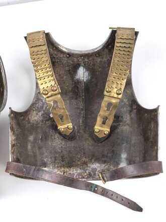 Preußen, eiserner Kürass für Mannschaften, Modell 1845. Kammerstück des Kürassier-Regiment „Herzog Friedrich Eugen von Württemberg“ (Westpreußisches) Nr. 5. Gereinigt, leicht überarbeitet, guter Gesamtzustand