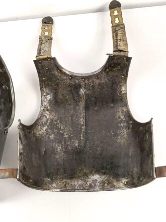 Preußen, eiserner Kürass für Mannschaften, Modell 1845. Kammerstück des Kürassier-Regiment „Herzog Friedrich Eugen von Württemberg“ (Westpreußisches) Nr. 5. Gereinigt, leicht überarbeitet, guter Gesamtzustand