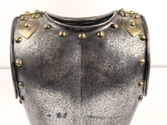 Bayern, eiserner Kürass für Mannschaften, Modell 1845. Vorder- und Rücken Grösse "B" Die Verbindungsriemen samt Schuppen sowie der Bauchriemen neuzeitlich ergänzt. Ungereinigtes Stück