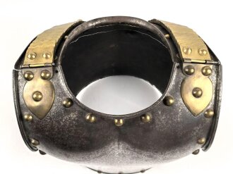 Bayern, eiserner Kürass für Mannschaften, Modell 1845. Vorder- und Rücken Grösse "B" Die Verbindungsriemen samt Schuppen sowie der Bauchriemen neuzeitlich ergänzt. Ungereinigtes Stück