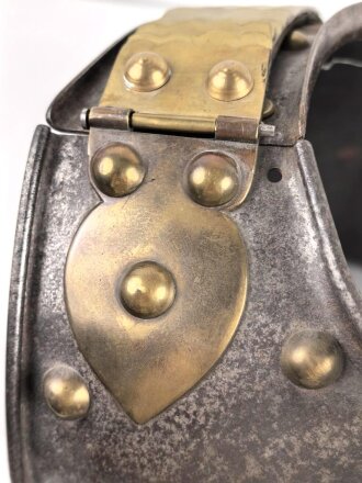 Bayern, eiserner Kürass für Mannschaften, Modell 1845. Vorder- und Rücken Grösse "B" Die Verbindungsriemen samt Schuppen sowie der Bauchriemen neuzeitlich ergänzt. Ungereinigtes Stück
