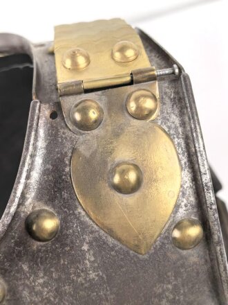 Bayern, eiserner Kürass für Mannschaften, Modell 1845. Vorder- und Rücken Grösse "B" Die Verbindungsriemen samt Schuppen sowie der Bauchriemen neuzeitlich ergänzt. Ungereinigtes Stück