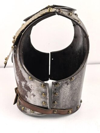 Bayern, eiserner Kürass für Mannschaften, Modell 1845. Vorder- und Rücken Grösse "B" Die Verbindungsriemen samt Schuppen sowie der Bauchriemen neuzeitlich ergänzt. Ungereinigtes Stück