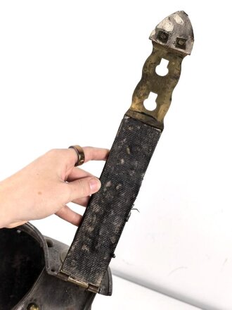 Bayern, eiserner Kürass für Mannschaften, Modell 1845. Vorder- und Rücken Grösse "B" Die Verbindungsriemen samt Schuppen sowie der Bauchriemen neuzeitlich ergänzt. Ungereinigtes Stück