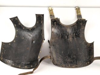 Bayern, eiserner Kürass für Mannschaften, Modell 1845. Vorder- und Rücken Grösse "B" Die Verbindungsriemen samt Schuppen sowie der Bauchriemen neuzeitlich ergänzt. Ungereinigtes Stück