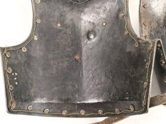 Bayern, eiserner Kürass für Mannschaften, Modell 1845. Vorder- und Rücken Grösse "B" Die Verbindungsriemen samt Schuppen sowie der Bauchriemen neuzeitlich ergänzt. Ungereinigtes Stück