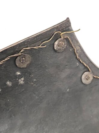 Bayern, eiserner Kürass für Mannschaften, Modell 1845. Vorder- und Rücken Grösse "B" Die Verbindungsriemen samt Schuppen sowie der Bauchriemen neuzeitlich ergänzt. Ungereinigtes Stück