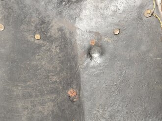 Bayern, eiserner Kürass für Mannschaften, Modell 1845. Vorder- und Rücken Grösse "B" Die Verbindungsriemen samt Schuppen sowie der Bauchriemen neuzeitlich ergänzt. Ungereinigtes Stück