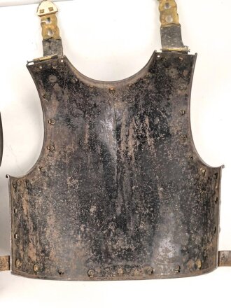 Bayern, eiserner Kürass für Mannschaften, Modell 1845. Vorder- und Rücken Grösse "B" Die Verbindungsriemen samt Schuppen sowie der Bauchriemen neuzeitlich ergänzt. Ungereinigtes Stück