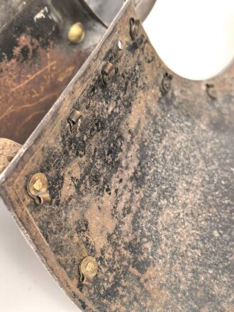 Bayern, eiserner Kürass für Mannschaften, Modell 1845. Vorder- und Rücken Grösse "B" Die Verbindungsriemen samt Schuppen sowie der Bauchriemen neuzeitlich ergänzt. Ungereinigtes Stück