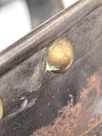 Bayern, eiserner Kürass für Mannschaften, Modell 1845. Vorder- und Rücken Grösse "B" Die Verbindungsriemen samt Schuppen sowie der Bauchriemen neuzeitlich ergänzt. Ungereinigtes Stück