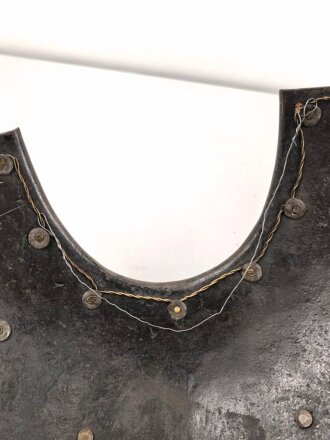 Bayern, eiserner Kürass für Mannschaften, Modell 1845. Vorder- und Rücken Grösse "B" Die Verbindungsriemen samt Schuppen sowie der Bauchriemen neuzeitlich ergänzt. Ungereinigtes Stück