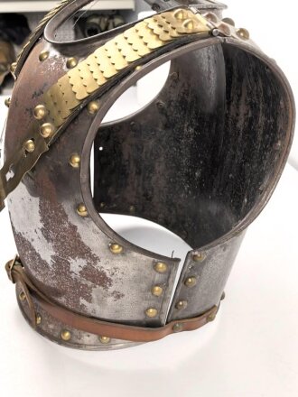 Bayern, eiserner Kürass für Mannschaften, Modell 1845. Vorder- und Rücken Grösse "B" Die Verbindungsriemen samt Schuppen sowie der Bauchriemen neuzeitlich ergänzt. Ungereinigtes Stück