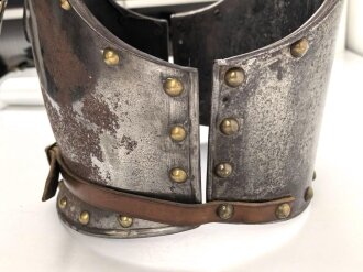 Bayern, eiserner Kürass für Mannschaften, Modell 1845. Vorder- und Rücken Grösse "B" Die Verbindungsriemen samt Schuppen sowie der Bauchriemen neuzeitlich ergänzt. Ungereinigtes Stück