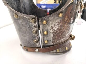 Bayern, eiserner Kürass für Mannschaften, Modell 1845. Vorder- und Rücken Grösse "B" Die Verbindungsriemen samt Schuppen sowie der Bauchriemen neuzeitlich ergänzt. Ungereinigtes Stück