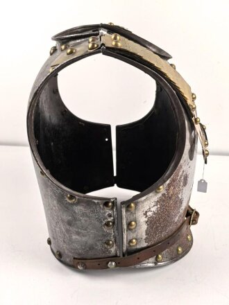 Bayern, eiserner Kürass für Mannschaften, Modell 1845. Vorder- und Rücken Grösse "B" Die Verbindungsriemen samt Schuppen sowie der Bauchriemen neuzeitlich ergänzt. Ungereinigtes Stück