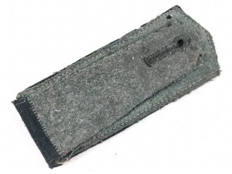Heer, einzelne Schulterklappe für einen Unteroffizier. frühe Ausführung ihne Paspelierung. Länge etwa 11,5cm