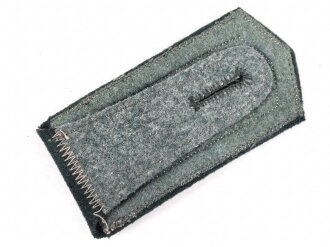 Heer, einzelne Schulterklappe für einen Stabsfeldwebel,  frühe Ausführung ohne Paspelierung. Länge etwa 10,5cm