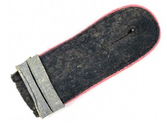 Heer, einzelne Schulterklappe für einen Unteroffiziersanwärter der Panzertruppe. Länge etwa 11,5cm