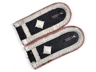 Heer, Paar Schulterklappen für einen Feldwebel der Panzertruppe. Ausführung für die schwarze Panzerjacke. Länge etwa 10,5cm