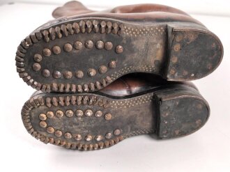 Paar schwere Lederstiefel, meiner Meinung nach für einen Kutscher ( Zivil ) . Gesamthöhe etwa 80cm, Sohlenlänge etwa 31,5cm. Leder weich