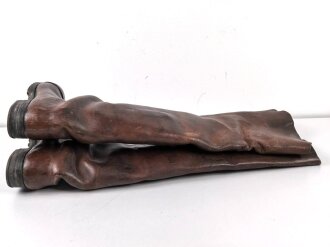 Paar schwere Lederstiefel, meiner Meinung nach für einen Kutscher ( Zivil ) . Gesamthöhe etwa 80cm, Sohlenlänge etwa 31,5cm. Leder weich