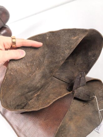 Paar schwere Lederstiefel, meiner Meinung nach für einen Kutscher ( Zivil ) . Gesamthöhe etwa 80cm, Sohlenlänge etwa 31,5cm. Leder weich