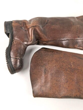 Paar schwere Lederstiefel, meiner Meinung nach für einen Kutscher ( Zivil ) . Gesamthöhe etwa 80cm, Sohlenlänge etwa 31,5cm. Leder weich