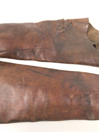 Paar schwere Lederstiefel, meiner Meinung nach für einen Kutscher ( Zivil ) . Gesamthöhe etwa 80cm, Sohlenlänge etwa 31,5cm. Leder weich