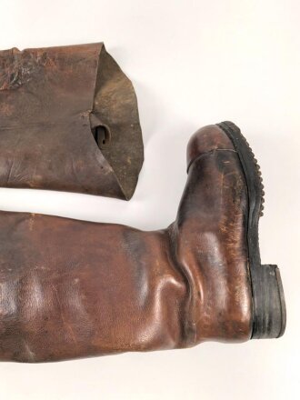 Paar schwere Lederstiefel, meiner Meinung nach für einen Kutscher ( Zivil ) . Gesamthöhe etwa 80cm, Sohlenlänge etwa 31,5cm. Leder weich