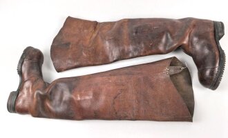 Paar schwere Lederstiefel, meiner Meinung nach für einen Kutscher ( Zivil ) . Gesamthöhe etwa 80cm, Sohlenlänge etwa 31,5cm. Leder weich