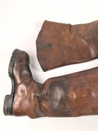 Paar schwere Lederstiefel, meiner Meinung nach für einen Kutscher ( Zivil ) . Gesamthöhe etwa 80cm, Sohlenlänge etwa 31,5cm. Leder weich