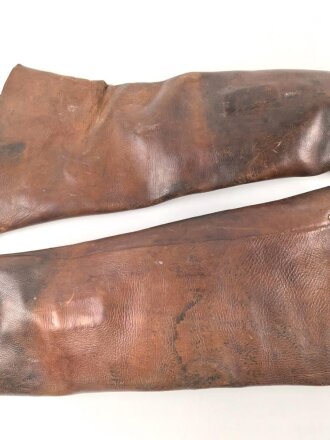 Paar schwere Lederstiefel, meiner Meinung nach für einen Kutscher ( Zivil ) . Gesamthöhe etwa 80cm, Sohlenlänge etwa 31,5cm. Leder weich