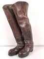 Paar schwere Lederstiefel, meiner Meinung nach für einen Kutscher ( Zivil ) . Gesamthöhe etwa 80cm, Sohlenlänge etwa 31,5cm. Leder weich