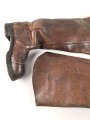 Paar schwere Lederstiefel, meiner Meinung nach für einen Kutscher ( Zivil ) . Gesamthöhe etwa 80cm, Sohlenlänge etwa 31,5cm. Leder weich