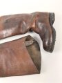 Paar schwere Lederstiefel, meiner Meinung nach für einen Kutscher ( Zivil ) . Gesamthöhe etwa 80cm, Sohlenlänge etwa 31,5cm. Leder weich