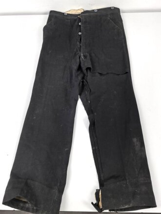 Kaiserreich, schwarze Uniformhose, Eigentumstück, ein Hosenbein zerrissen. Ungereinigt
