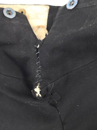 Kaiserreich, schwarze Uniformhose, Eigentumstück, ein Hosenbein zerrissen. Ungereinigt