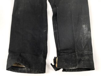 Kaiserreich, schwarze Uniformhose, Eigentumstück, ein Hosenbein zerrissen. Ungereinigt