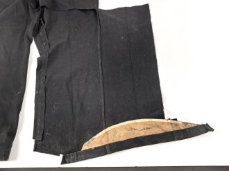 Kaiserreich, schwarze Uniformhose, Eigentumstück, ein Hosenbein zerrissen. Ungereinigt