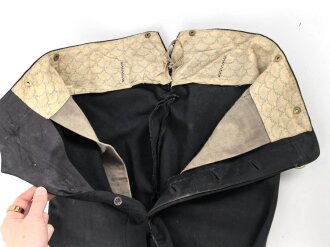 Kaiserreich, schwarze Uniformhose, Eigentumstück, ein Hosenbein zerrissen. Ungereinigt