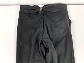 Kaiserreich, schwarze Uniformhose, Eigentumstück, ein Hosenbein zerrissen. Ungereinigt