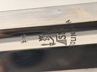 Luftwaffe, Fliegerschwert für Offiziere. Leichtmetallausführung von SMF Solingen mit Luftwaffenabnahme auf der Klinge. Die Sonnenräder gold eloxiert, sehr guter Gesamtzustand