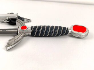 Luftwaffe, Fliegerschwert für Offiziere. Leichtmetallausführung von SMF Solingen mit Luftwaffenabnahme auf der Klinge. Die Sonnenräder gold eloxiert, sehr guter Gesamtzustand